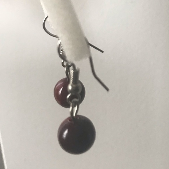 Blood red small dangling earrings - Picture 2 of 3